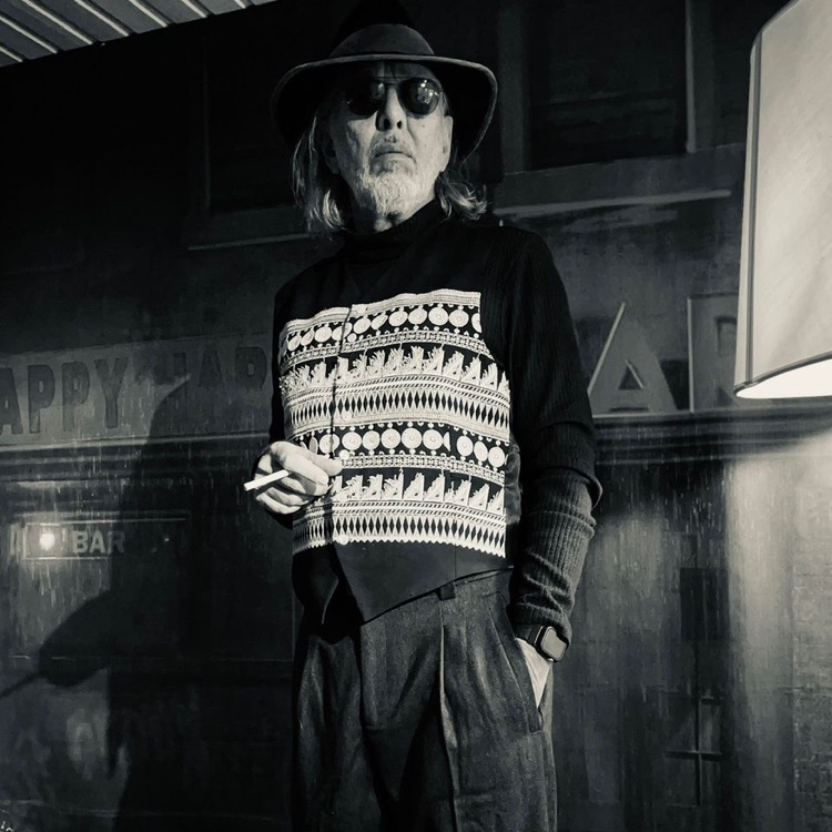 Don Harī mit Hut und Sonnenbrille vor der Happy-Harry-Bar, Profilbild auf TikTok